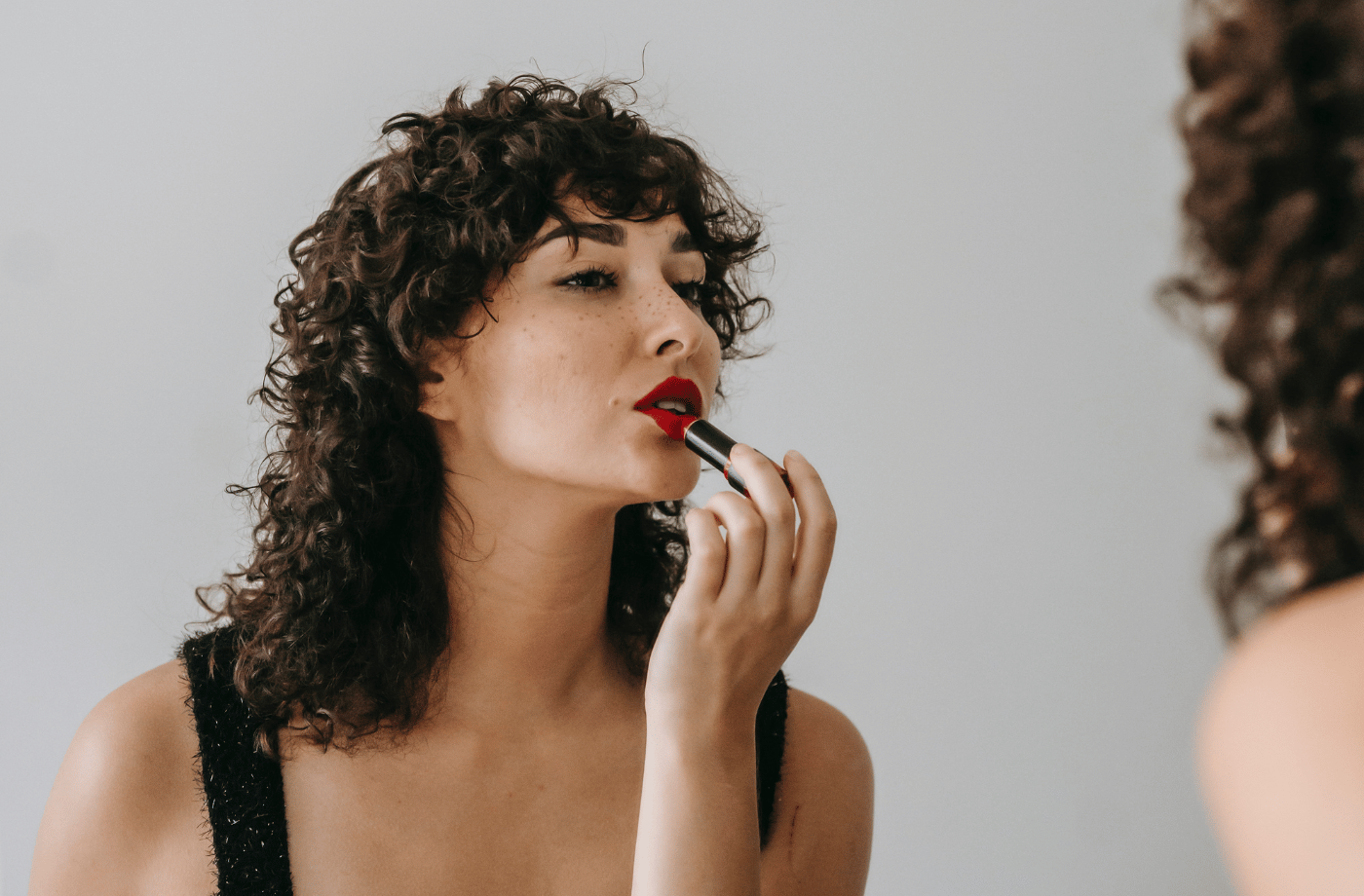 The Benefits of a Moisturizing Lipstick